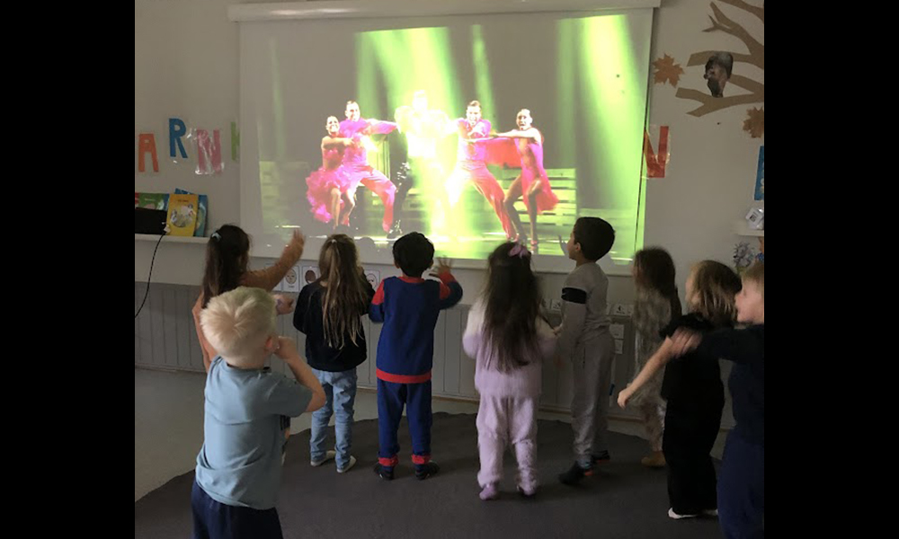 Barnen lyssnade till musik från olika länder.