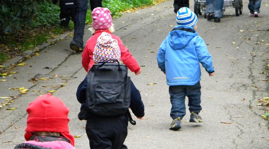 barngrupp på promenad