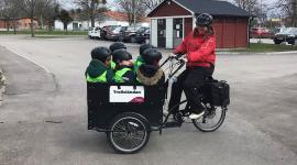 Förskolebarn på utflykt med lådcykel.